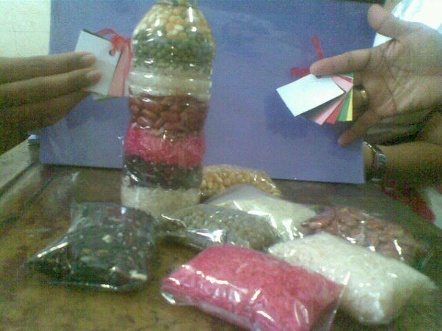 ADA BERAS DIWARNA PINK, ADA SAMPLE-SAMPLE DI DALAM PLASTIK