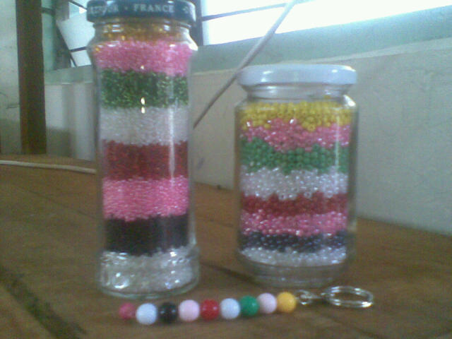 BOTOL  &GELANG INJIL  KARYA KAK  DAISY,SEMUA DARI MANIK-MANIK, UNTUK ANAK KELAS KECIL MEREKA MEMBUAT GANTUNGAN KUNCI WALAU PENJELASAN MENGGUNAKAN BOTOL INJIL.
