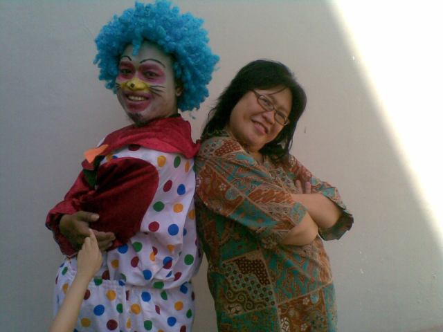 foto bersama pak badut, di acara Lomba Ayat Hafalan Seru