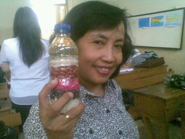 IBU YUNI DGN BOTOL INJIL DARI BIJI-BIJIAN, MENGGUNAKAN METODE TUMBUHAN.