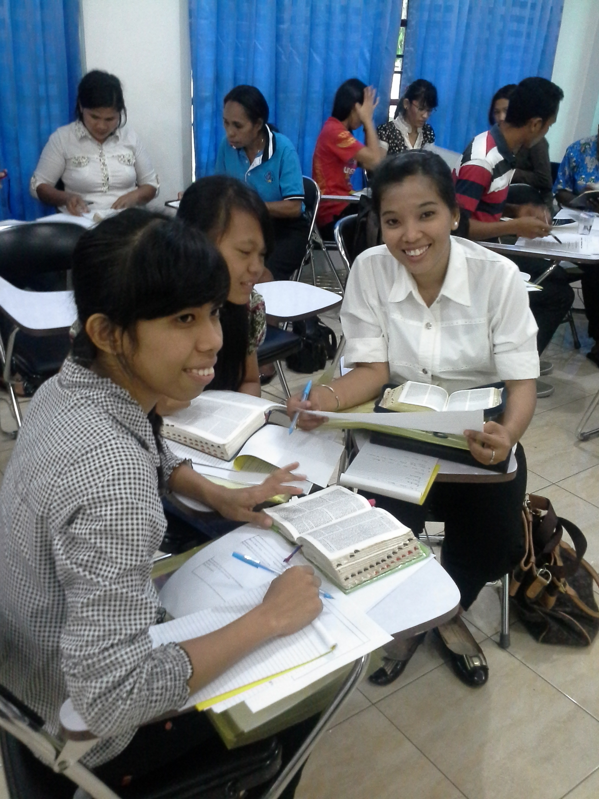 Suasana Diskusi Kurikulum Standart Alkitab pada seminar di GKII Makassar