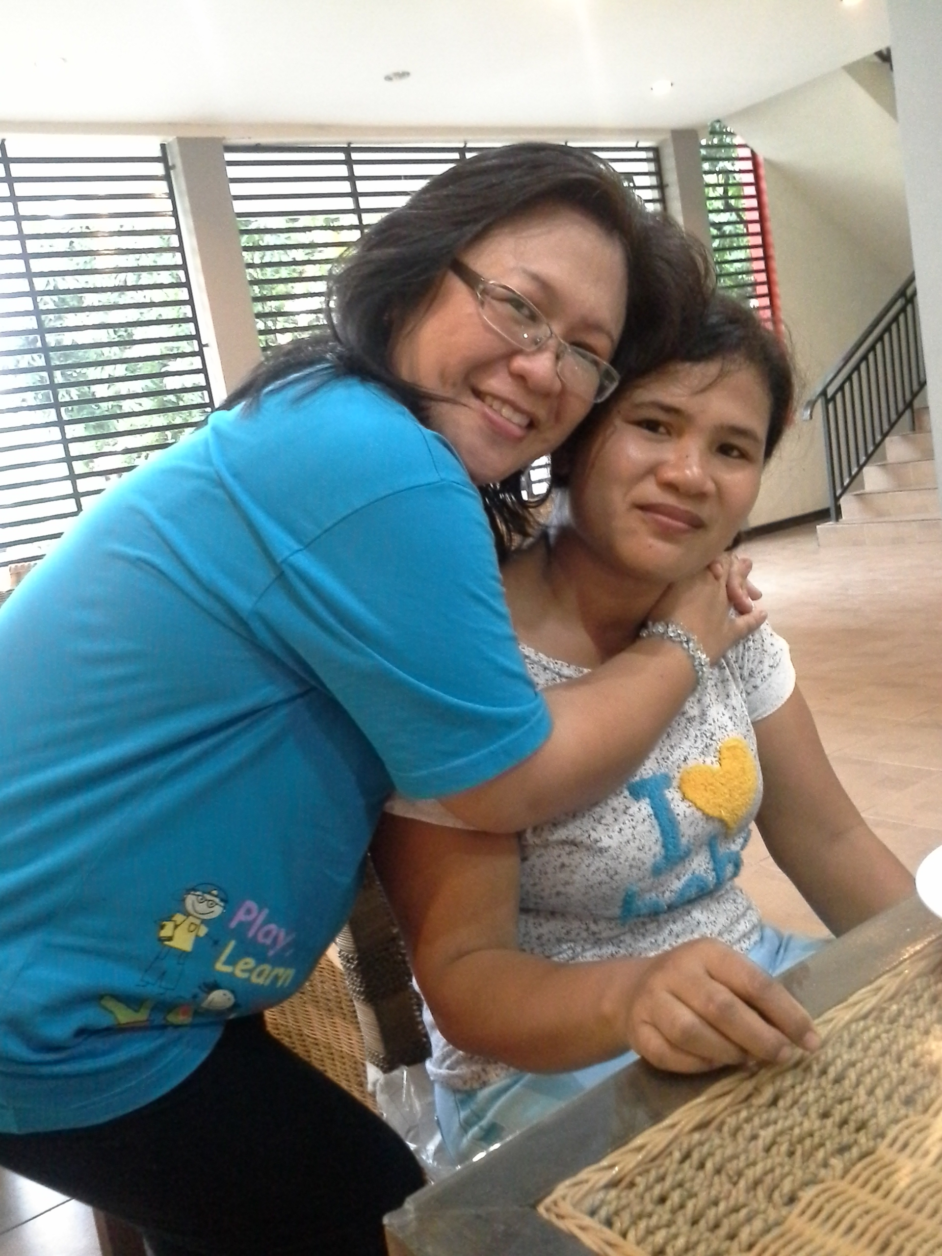 Berpose bersama peserta seminar di GKII Makassar, yang mana ibu pendeta ini menempuh jarak 24 jam menuju lokasi seminar menggunakan Bus...Waaauuuuu.