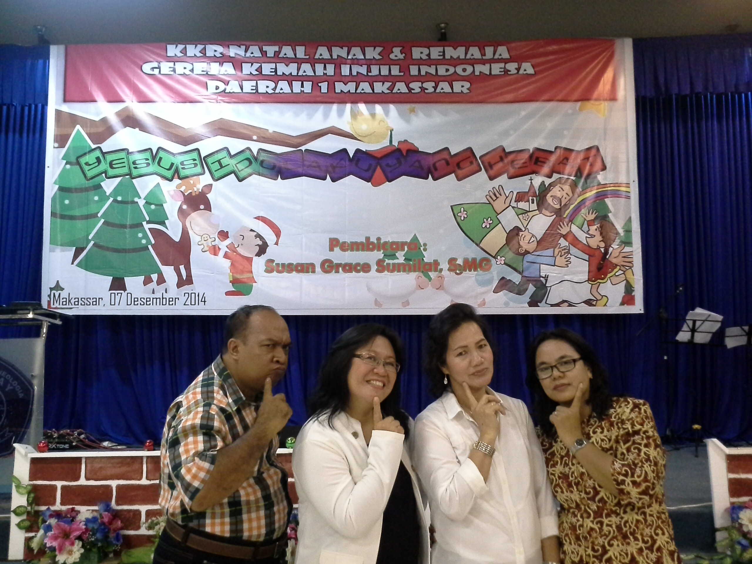 Berpose dengan pengurus setelah natal usai