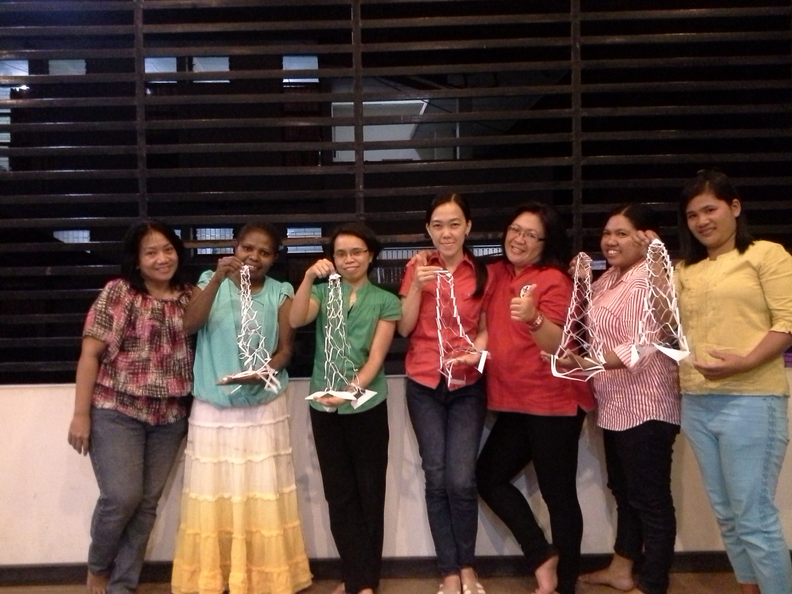 Suasana seminar sesi tambahan, sesi alat peraga, para peserta menunjukkan jala buatan mereka