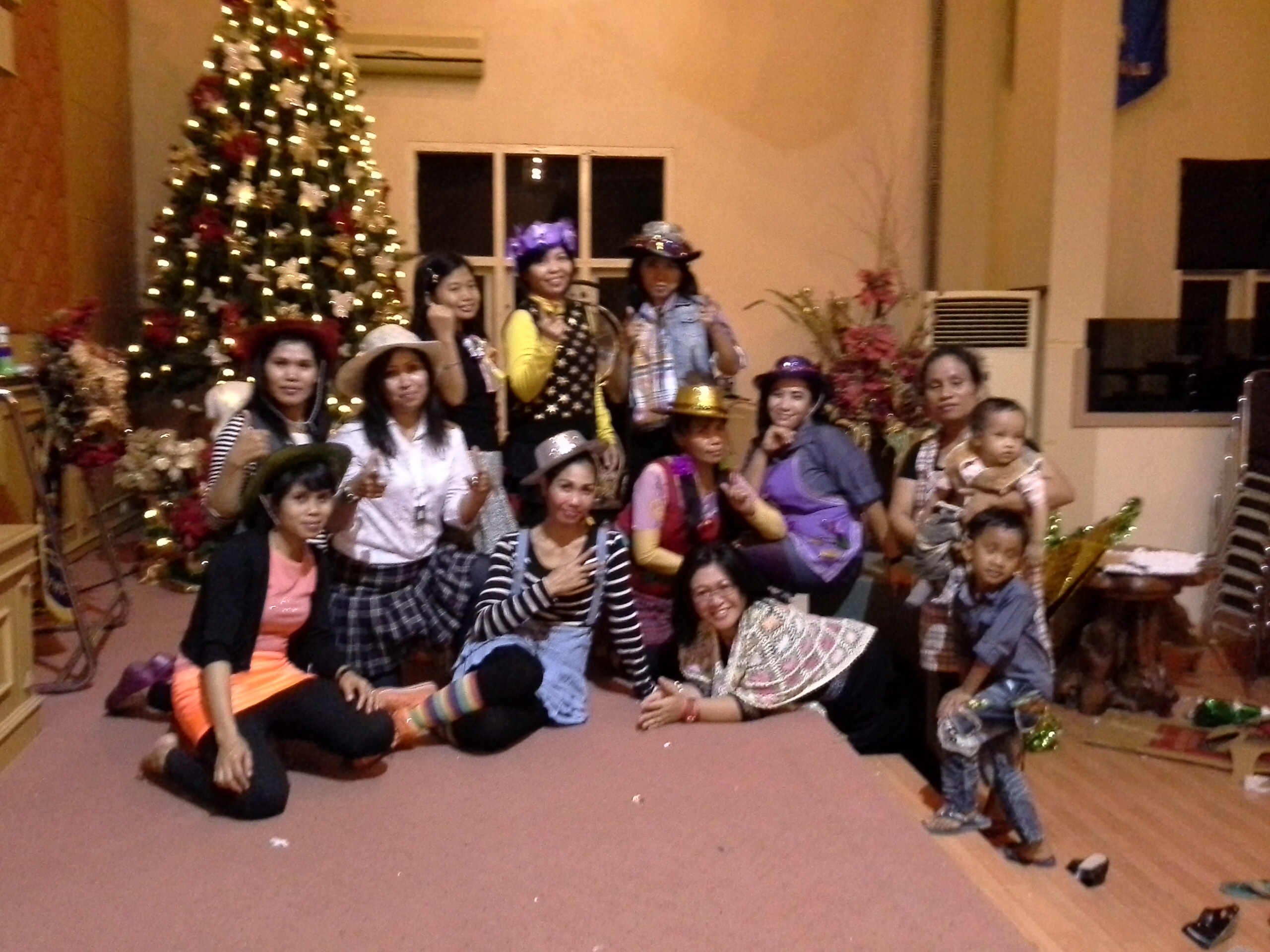 berpose bersama para guru di Gereja Bethany Kendari. 