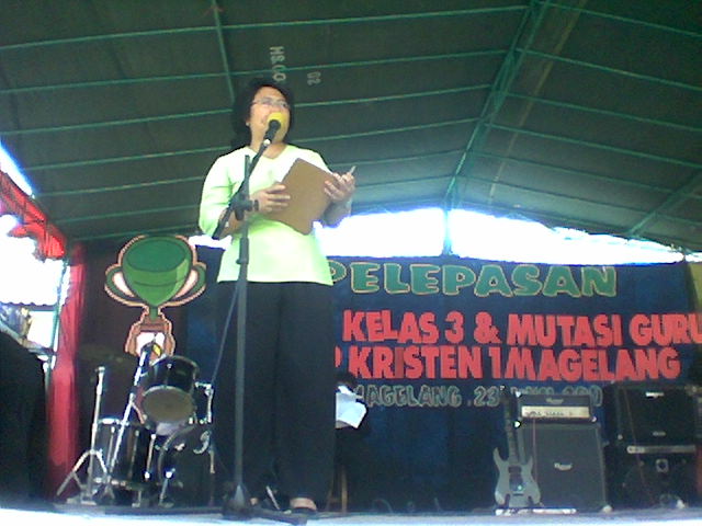 Saat baca puisi di acara perpisahan dengan seluruh sekolah menjelang pindah ke Madiun