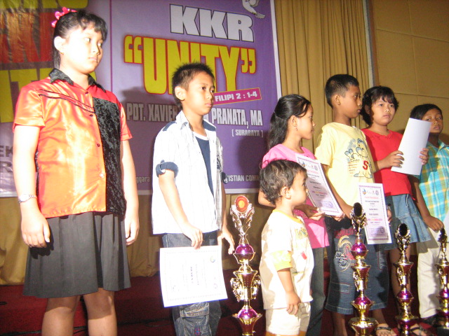 Kebetulan dalam acara ini suami saya dan anak saya menang ( NB: saya tidak ikut membuat soal, jadi jangan mengkawatirkan adanya kecurangan)