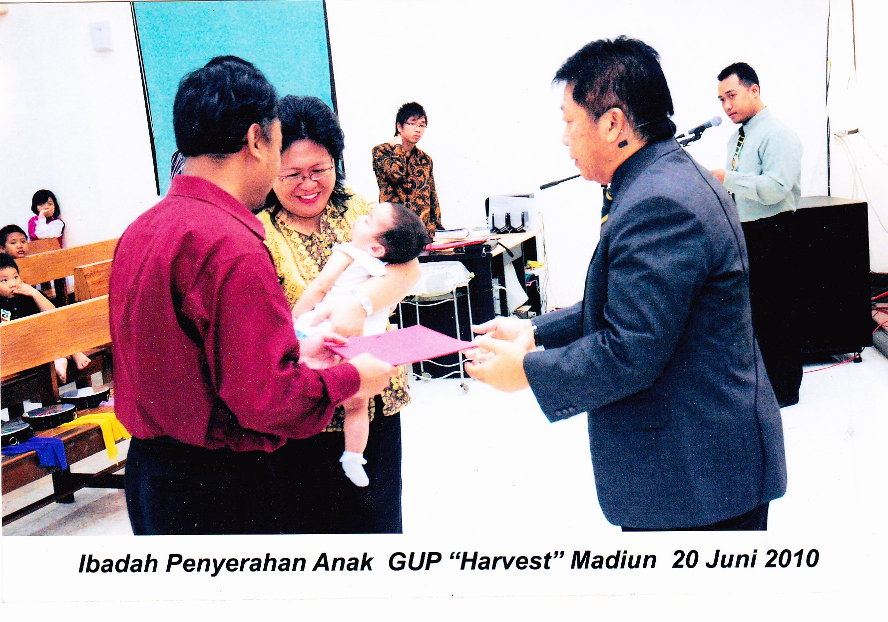 Melody Harvest Elnerd Widiono telah diserahkan pada Tuhan di GUPDI Madiun , Juni 2010