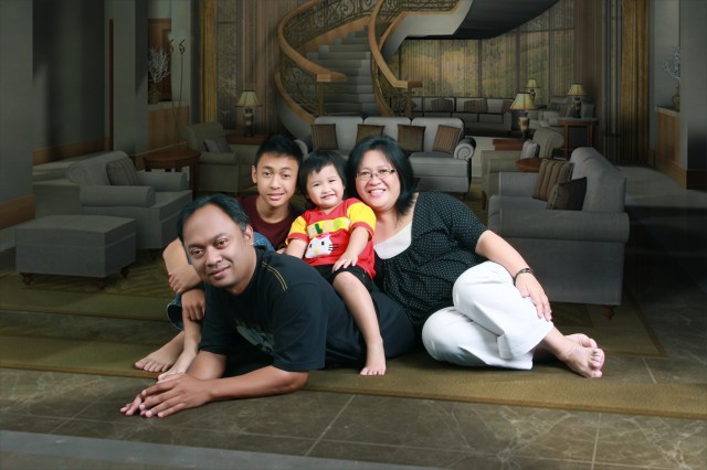 FOTO KELUARGA TERBARU SEBTEMBER 2012. TAHUN PENUH RAHMAT BUAT KELUARGA KAMI