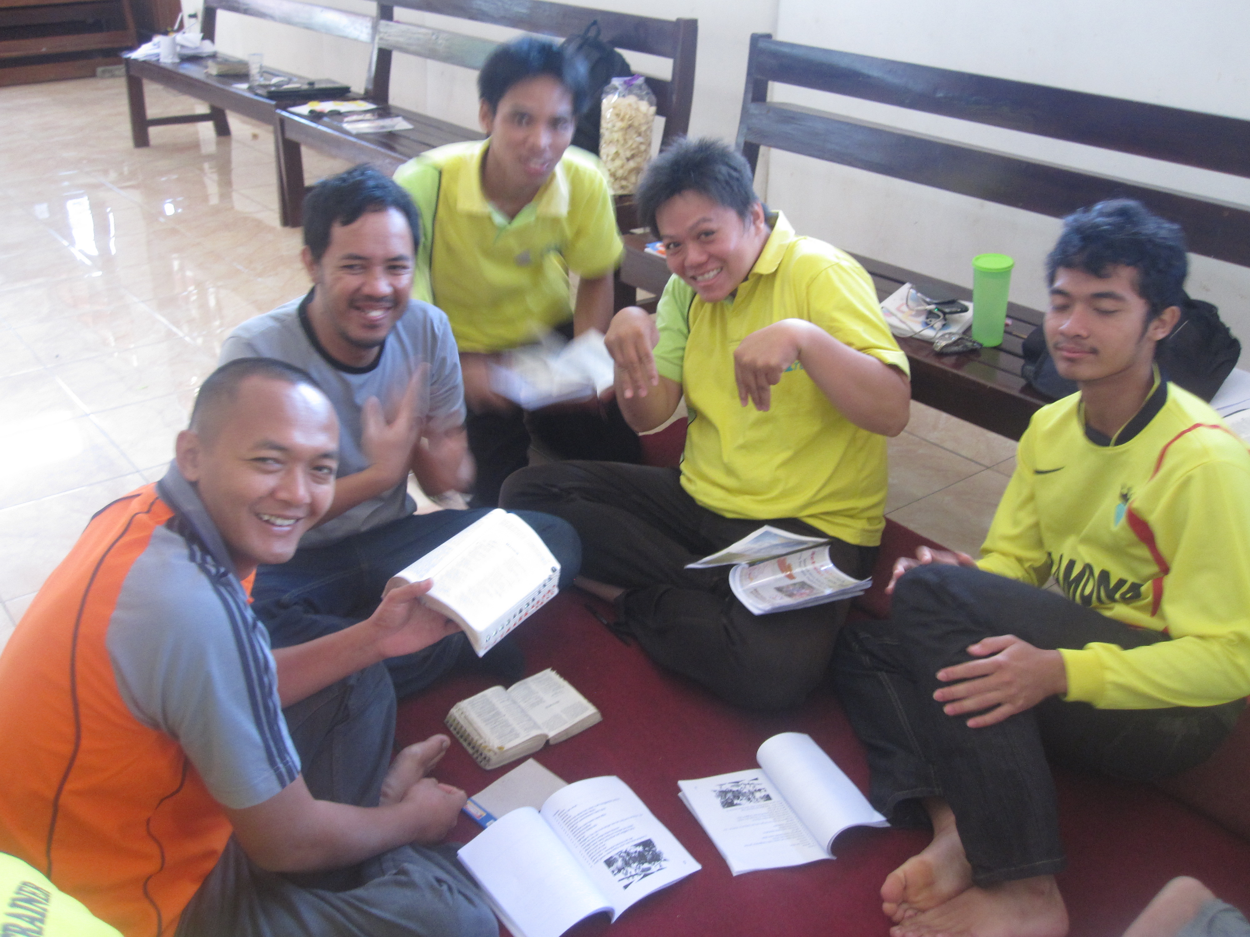 Tiap kelompok mempersiapkan presentasi ayat mas kreatif 