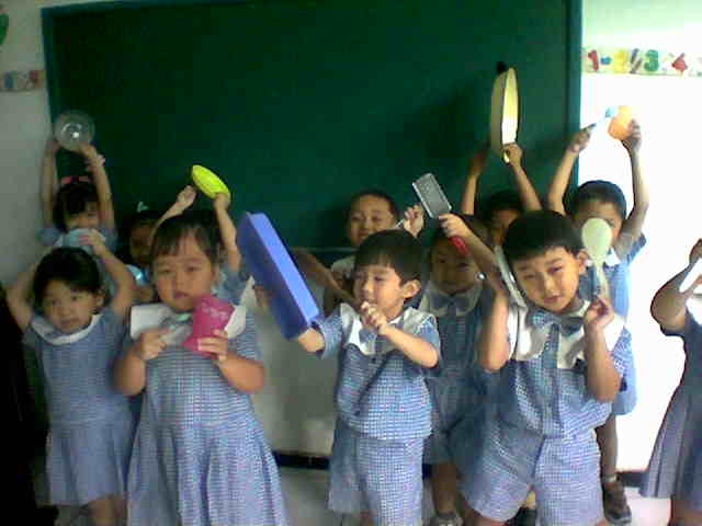 Murid-murid Play Group Gloria yang saya ajar sedang praktek alat musik dapur