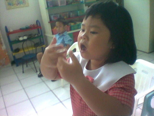 melatih salah satu murid playgroup untuk menjadi dirigen buat teman-temannya