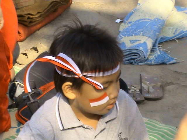 ATRIBUT IKAT KEPALA DAN STIKER PITA PIPI MERAH PUTIH