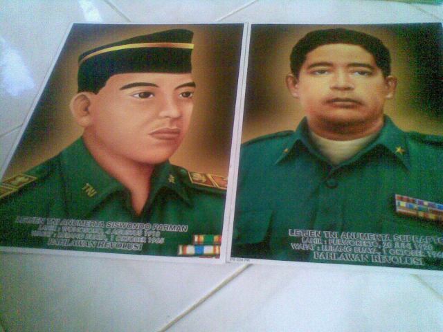 Contoh poster gambar besar pahlawan