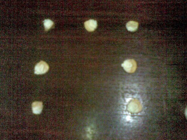 Tiga  titik lebih kurang berjarak sama, boleh diukur dengan lebar jari