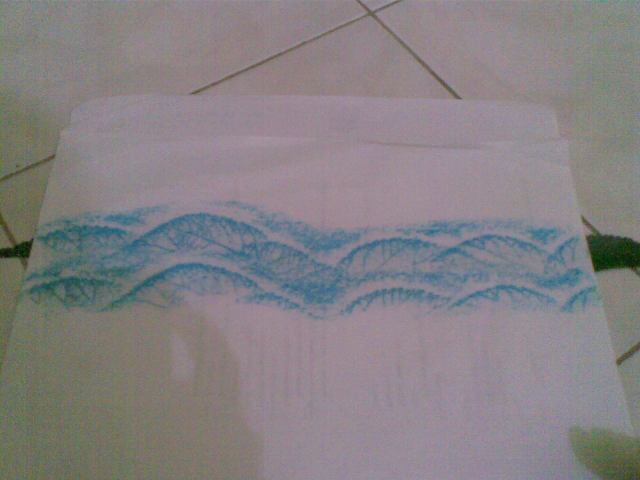 Buat gelombang ke dua, dengan cara menggeser kertas lembar atas ke bawah, gunakan daun yang 'mengintip' sebagai acuan.