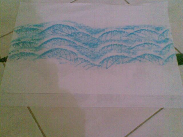 Buat gelombang ke tiga dgn menaikkan kertas lembar atas. Kini anda telah selesai membuat ombak besar. 