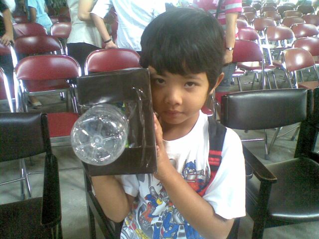 Kamera tiruan terbuat dari kotak sepatu bekas dan botol plastik