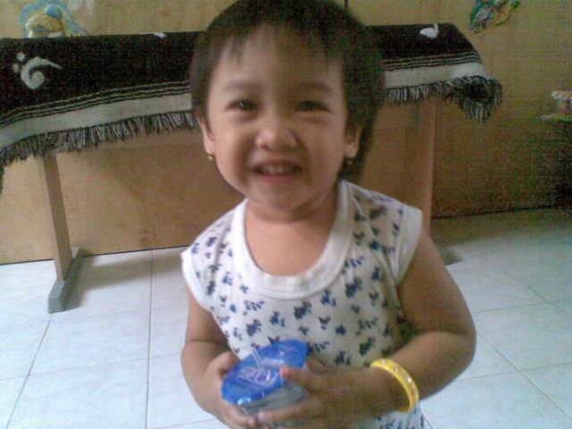 jika ini kegiatan bersama anak anda/ murid anda, jelaskan kegunaan air putih bagi tubuh kita, minumlah bersama mereka.