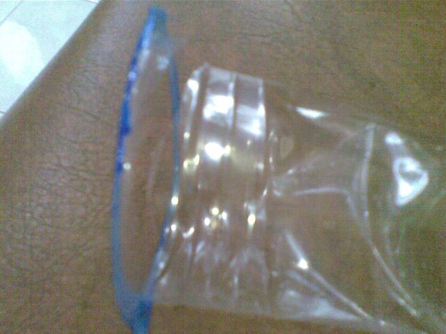 pisahkan cincin atas dari gelas menggunakan cutter/ gunting besar, rapikan. 