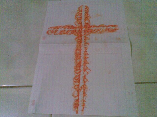 SATU SALIB KRISTUS YANG DIJIPLAK DENGAN GORESAN MEMUTAR/ SPIRAL