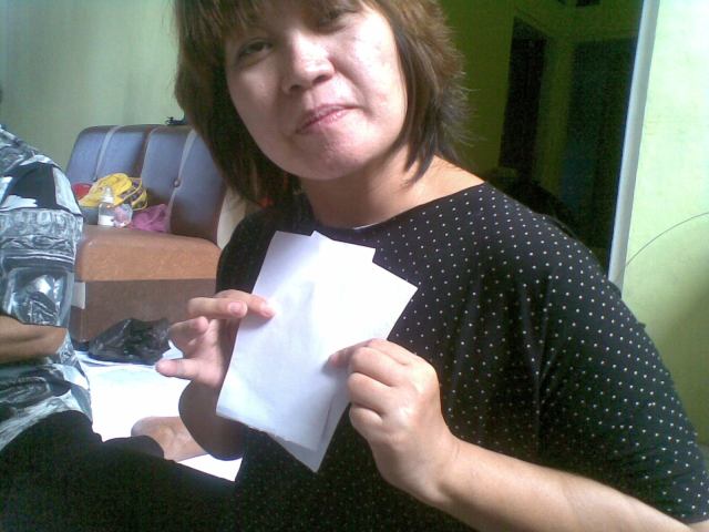 BAGI KERTAS PHOLIO BEKAS MENJADI EMPAT BAGIAN, AMBIL DUA BAGIAN SAJA