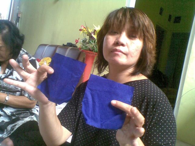 BUAT PULA DUA POTONGAN KERTAS CREPE DENGAN UKURAN YANG SAMA