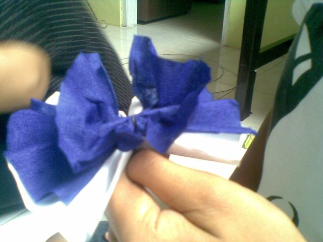 KEMBANGKAN KEDUA SISINYAN DAN ANGKAT DENGAN HATI-HATI 4 LAPIS KERTAS. 