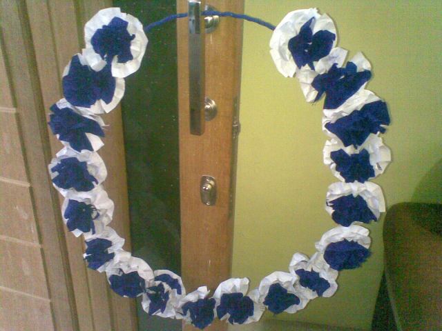 CANTIK DENGAN RANGKAIAN BUNGA BIRU