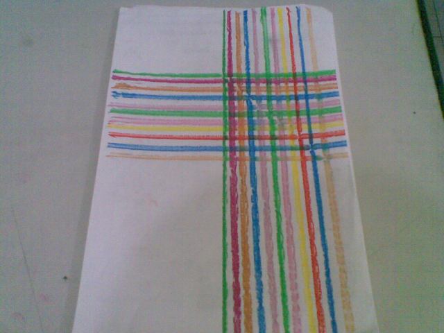 Membuat salib bertumpuk dengan aneka warna menjadi semacam anyaman unik. Membuat salib bertumpuk dengan aneka warna menjadi semacam anyaman unik.