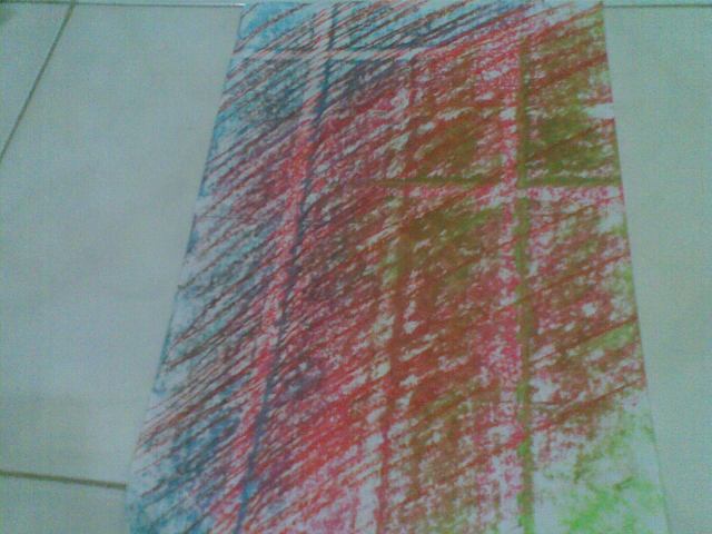 Membuat beberapa salib dengan menggeser kertas dan menimpa warna satu sama lain. Membuat beberapa salib dengan menggeser kertas dan menimpa warna satu sama lain.