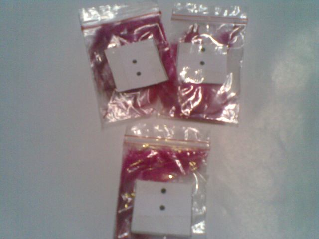 BULU AYAM YANG DIDAPAT DARI KEMOJENG YANG DILEPAS DARI ROTANNYA, UNTUK TANDA BAGI.