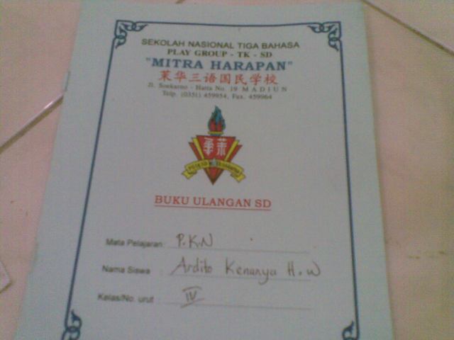 siapkan karton telal bekas sampul buku, bekas tanggalan ataupun undangan.