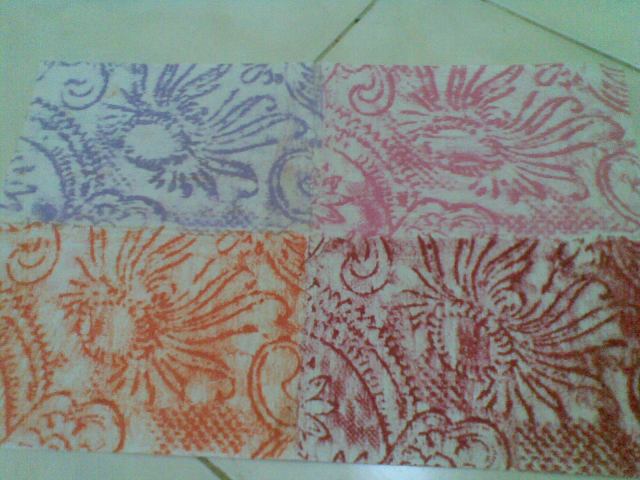 lipat kertas menjadi empat bagian simetris, jiplak dari tempat yang sama untuk mendapatkan pengulangan pola kembar. 