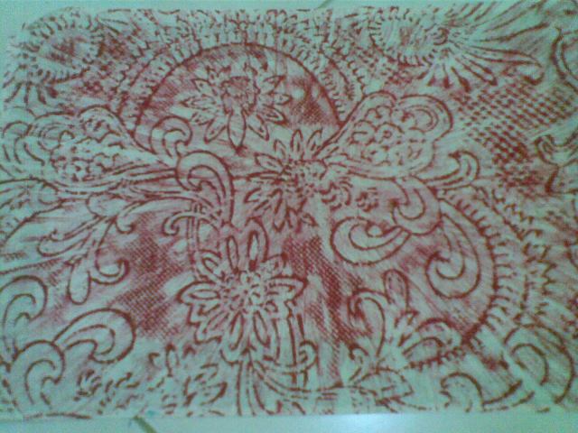 jiplaklah taplak timbul atau kain brokat di atas kertas bekas menggungakan goresan cryon (dalam contoh gambar ini, saya menggoresnya dari titik tengah ke berbagai penjuru).