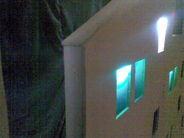 TAMPAK DEKAT TEPI KIRI