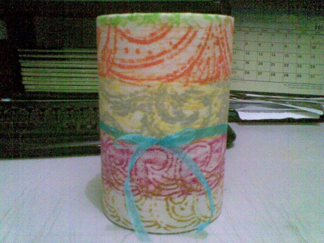 lilitkan kertas batik ini pada kaleng, sambung kedua ujungnya dengan selotip, lipat ke dalam tabung sisa kertas, bubuhkan hiasan pita sesuka anda. 