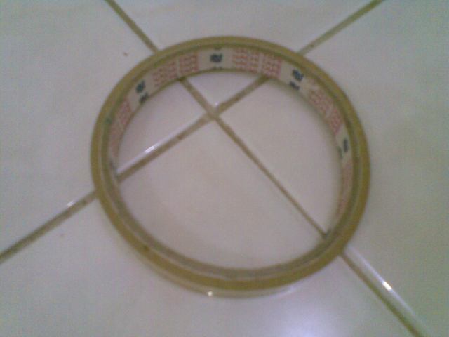 GUNAKAN ESPLASI BENING UNTUK MENEMPELKAN ANGKA ATAU HURUF DI ATAS PLASTIK KANTUNG KACANG.