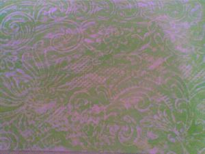 kalau kertas batik yang ini, dibuat dengan cara menggores jiplakan taplak timbul menggunakan cryon putih, setelah itu disaput merata dengan cat air. Sifat cryon yang berminyak tidak akan menyatu/mencampur dengan sifat air dari cat air tersebut. 