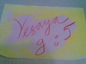 goreskan cryon pada kertas membentuk tulisan. Oleskan cat air di seluruh permukaan kertas, bahkan melewati tulisan huruf dari cryon tadi. Cat air tidak akan menutupi cryon.