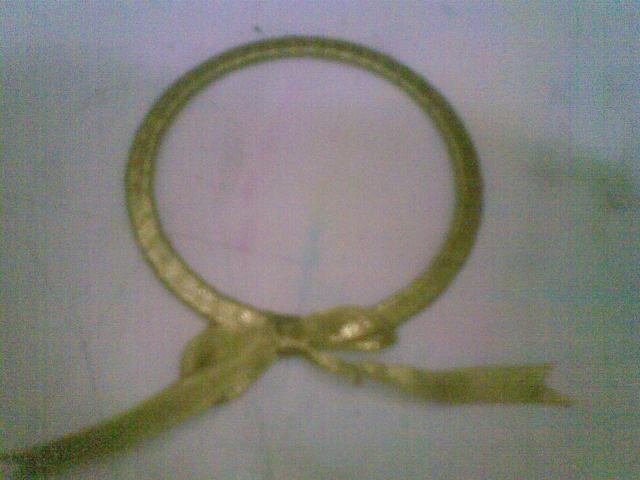 bingkai ini terbuat dari pinggiran mulut kemasan air minum kemasan