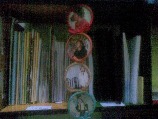 bisa digantungkan di almari buku, tembok atau apa saja