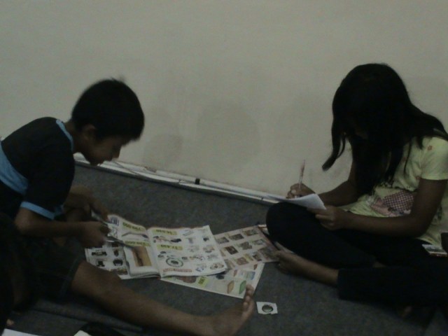 ASHIK MENULIS KEUNTUNGAN DAN MENGGUNTING BARANG KULAKAN.