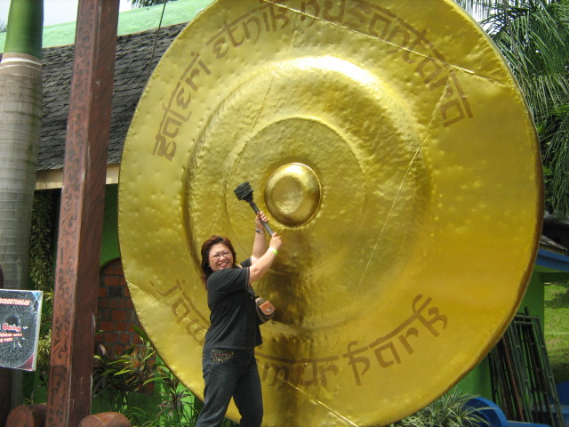 "Ada bayangan tubuh kakak saat memukul gong raksasa...." Mari isi hidup kita yang singkat dengan menggemakan KASIH TUHAN.