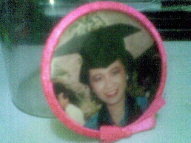 photo wisuda, laminating sendiri photo ini agar tidak kotor, lakukan sebelum ditempel di bingkai.