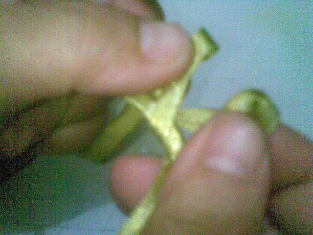 seperti ini, sematkan bagian kiri yang memang di atas, diatas bagian kanan