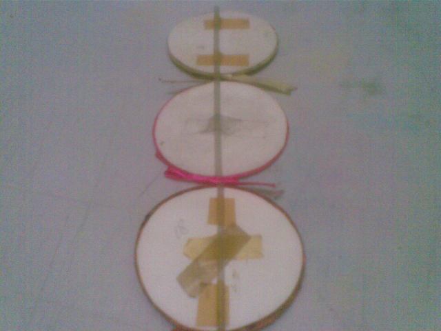 tambahkan senar sehingga dapat dirangkai memanjang, tahan senar terbawah dengan manik-manik . 