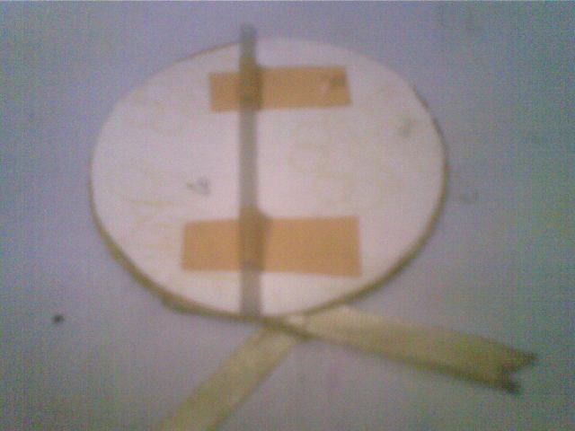 untuk dirangkai, sematkan sedotan air minum kemasan di baliknya, tahan dengan selotip. 