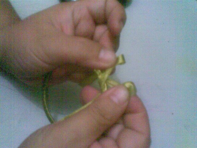 untuk membuat bentuk pita yang rapi biarkan bagian atas terletak di lengkungan atas, pada saat dililitkan biarkan dia di bagian atas.