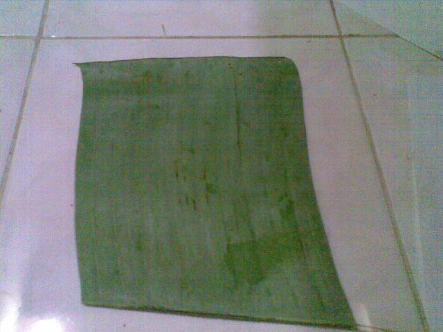 potong-potong daun pisang boleh lebih kecil dari kertas, ataupun melebihi ukuran kertas.